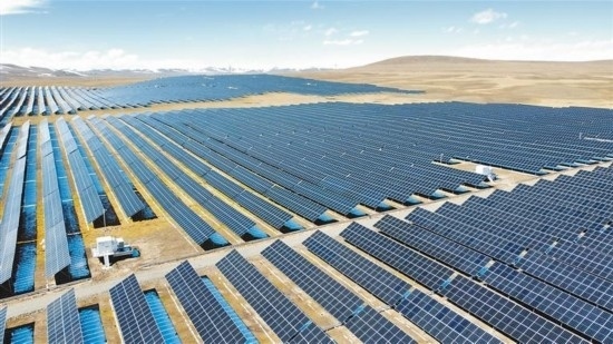 西藏華電色尼區(qū)12萬千瓦光伏發(fā)電項目電力保供項目航拍。趙書彬攝