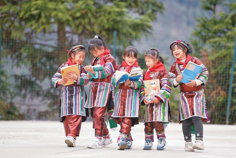 位于貴州省黔東南苗族侗族自治州從江縣大山深處的西山鎮(zhèn)中寨教學點，是一所全校均為瑤族學生的“微小學”。近年來，隨著教學條件逐漸改善，學校發(fā)生了翻天覆地的變化。圖為2023年2月16日，領到新書的瑤族學生在一起交流。 新華社記者 楊文斌/攝