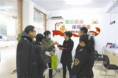  圖③：調(diào)解后，法官現(xiàn)場(chǎng)向當(dāng)事人做釋法析理工作。