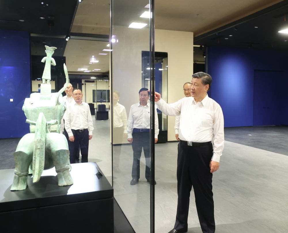 2023年7月26日下午，習(xí)近平在位于四川省德陽市廣漢市的三星堆博物館新館參觀。新華社記者 鞠鵬 攝