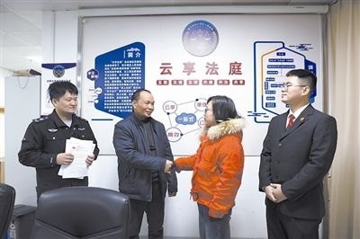  圖②：雙方當(dāng)事人達(dá)成調(diào)解協(xié)議，握手言和。