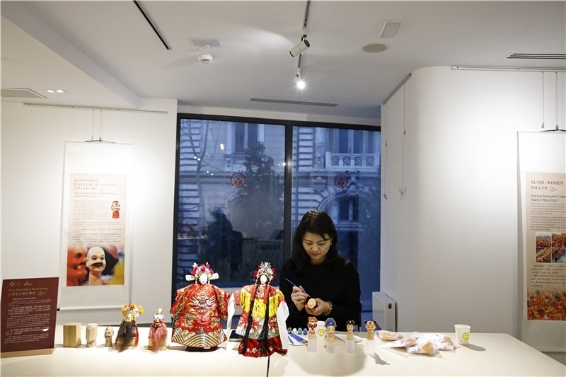 中國(guó)泉州的非遺大師制作江加走木偶頭雕刻。 布加勒斯特中國(guó)文化中心供圖_副本