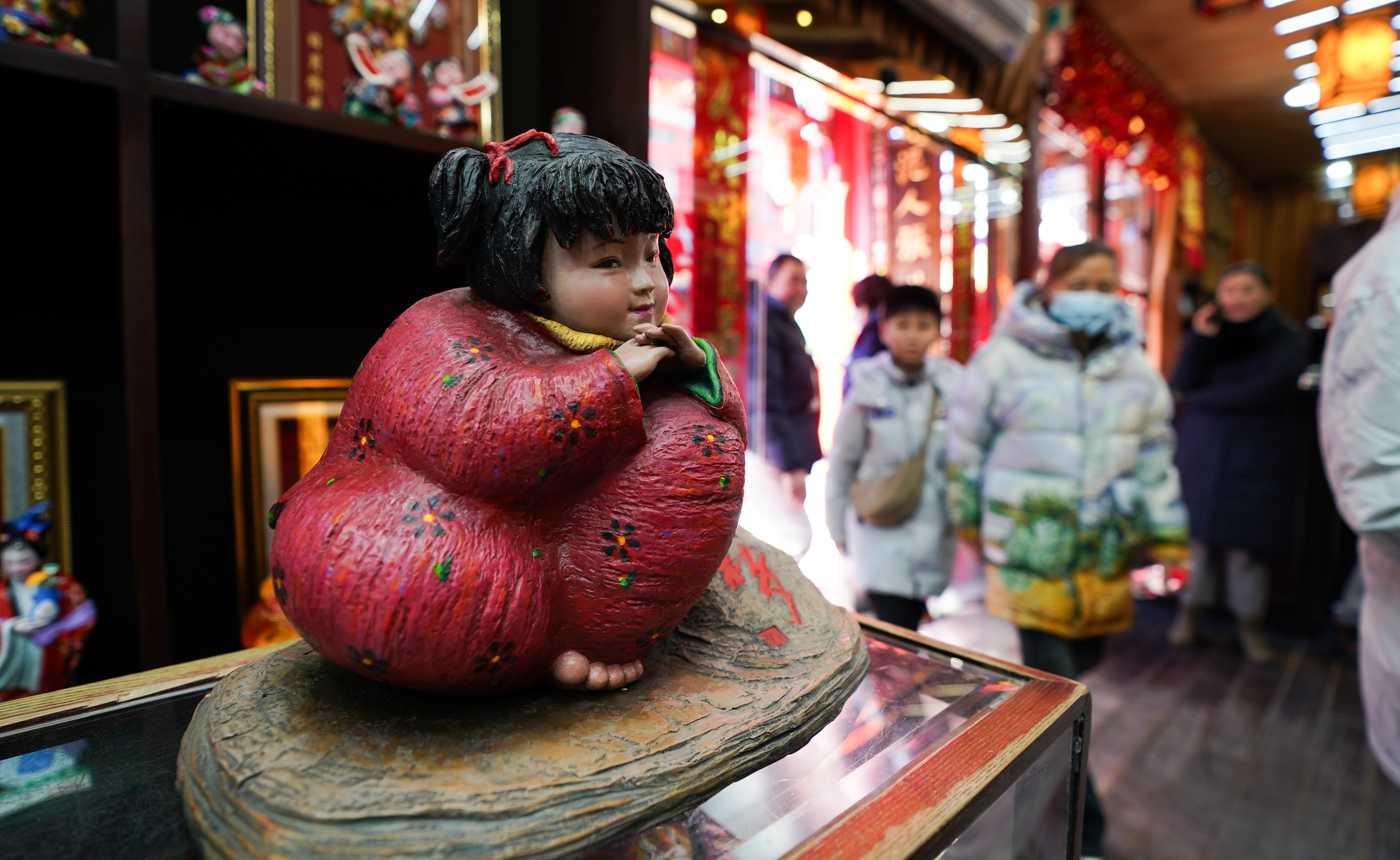 △泥人張彩塑是天津的傳統(tǒng)民間手工藝品，為天津市首批國家級非物質(zhì)文化遺產(chǎn)。（總臺國廣記者李晉拍攝）