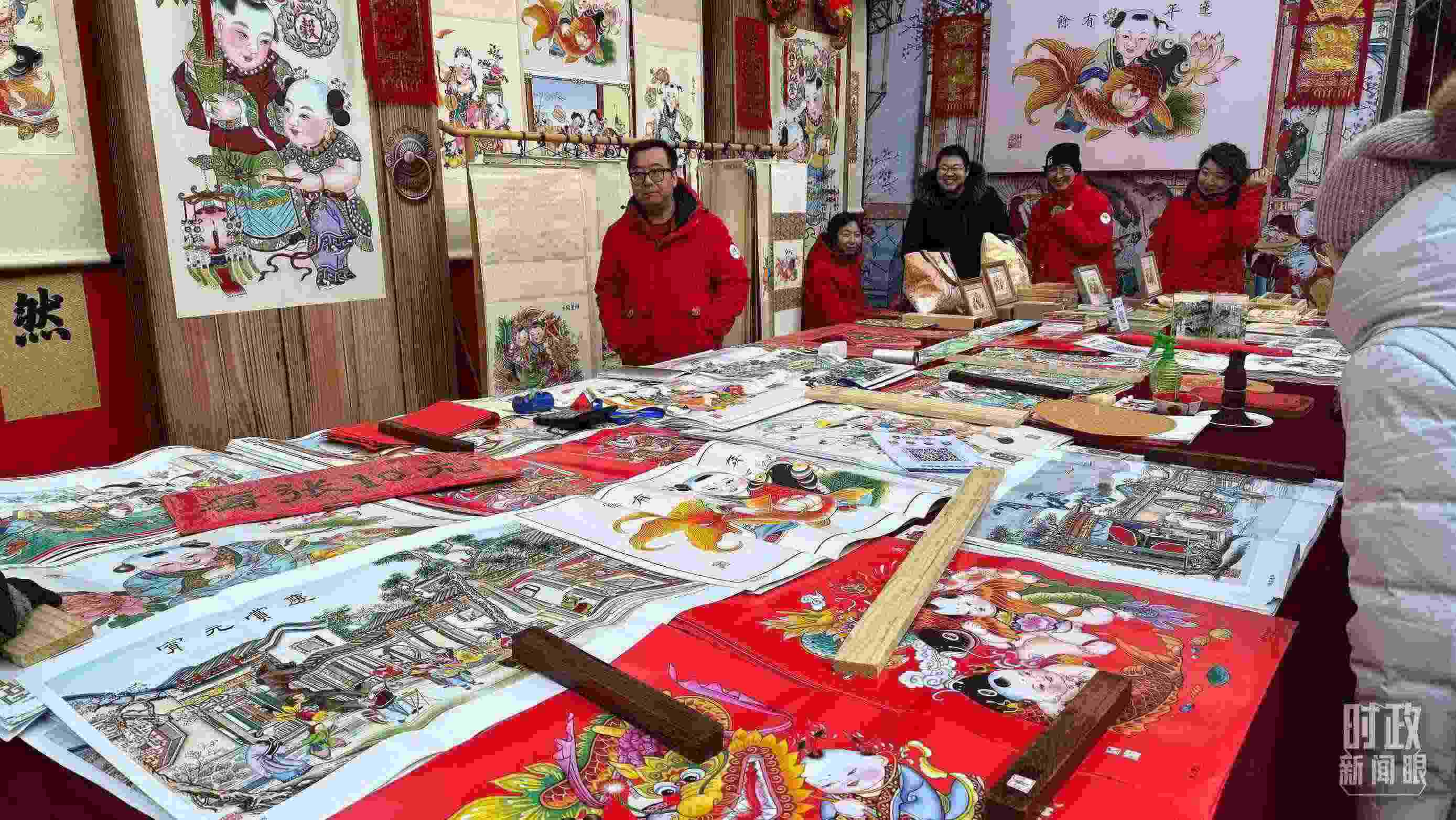 △市民們正在天津古文化街選購年畫。（總臺央視記者黎兵拍攝）