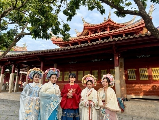 泰國(guó)留學(xué)生頭戴蟳埔簪花圍在開元寺留影。人民網(wǎng)記者 金慧慧攝