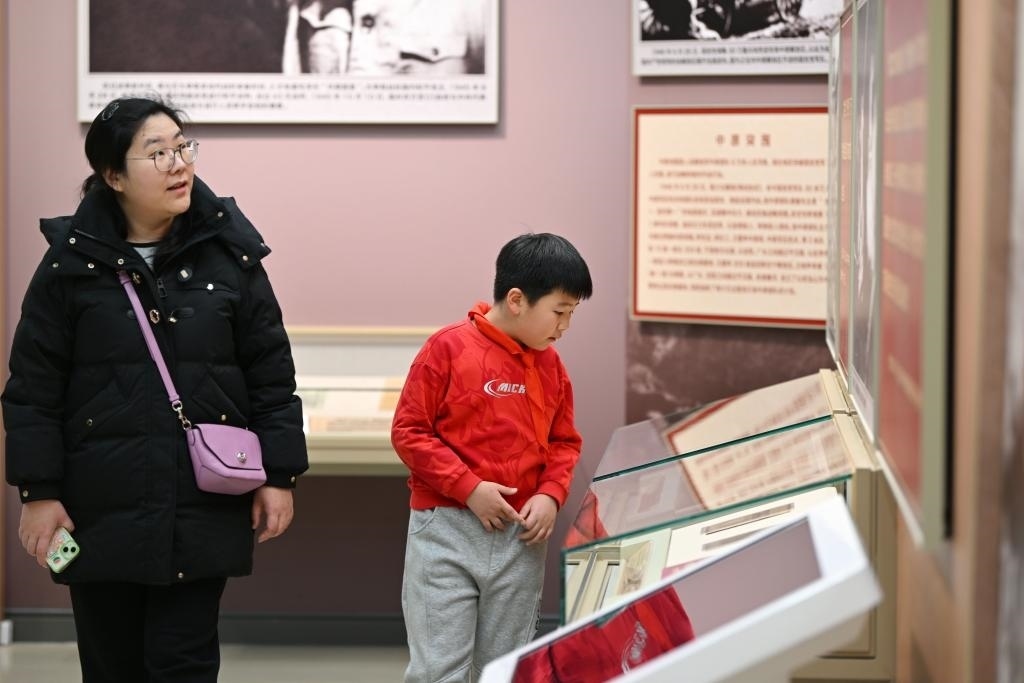 2024年1月28日，家長帶著孩子在平津戰(zhàn)役紀念館內(nèi)參觀。