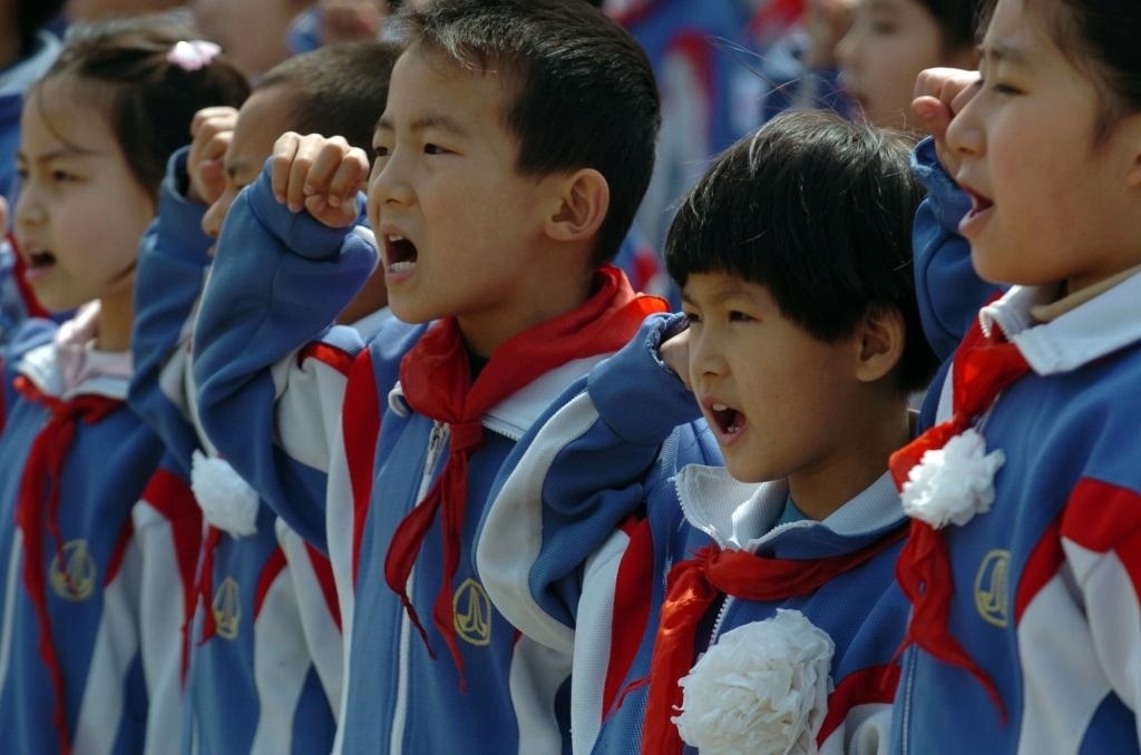 2006年4月5日，天津緣誠小學(xué)的同學(xué)們來到平津戰(zhàn)役紀念館祭奠英烈，表達對革命先烈的緬懷之情。