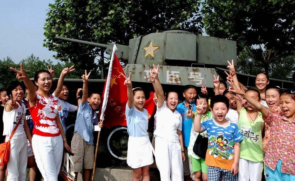 2003年7月31日，天津市紅橋區(qū)躍進里小學(xué)少先隊員來到平津戰(zhàn)役紀念館“功臣號坦克”前，開展以“揚軍威做革命接班人”為主題的隊日活動?！鞍艘弧苯ㄜ姽?jié)前夕，天津市在少先隊員中廣泛開展“仰望革命英烈頌我軍威”等紀念活動。