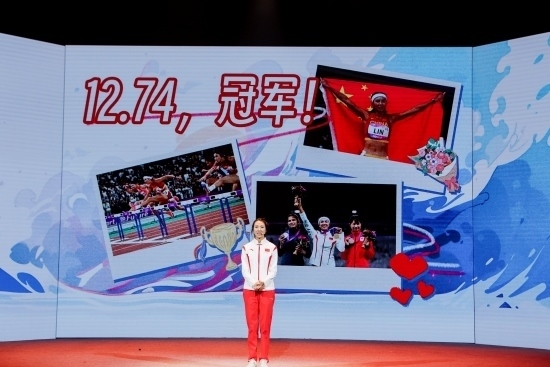 “何以中國·向海泉州”網(wǎng)絡(luò)主題活動現(xiàn)場，林雨薇講述奪冠經(jīng)歷。泉州廣播電視臺供圖