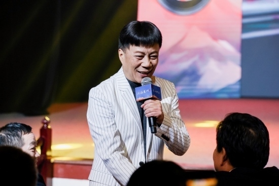 “何以中國·向海泉州”網(wǎng)絡(luò)主題活動現(xiàn)場，陳百潭演出時與觀眾互動。泉州廣播電視臺供圖