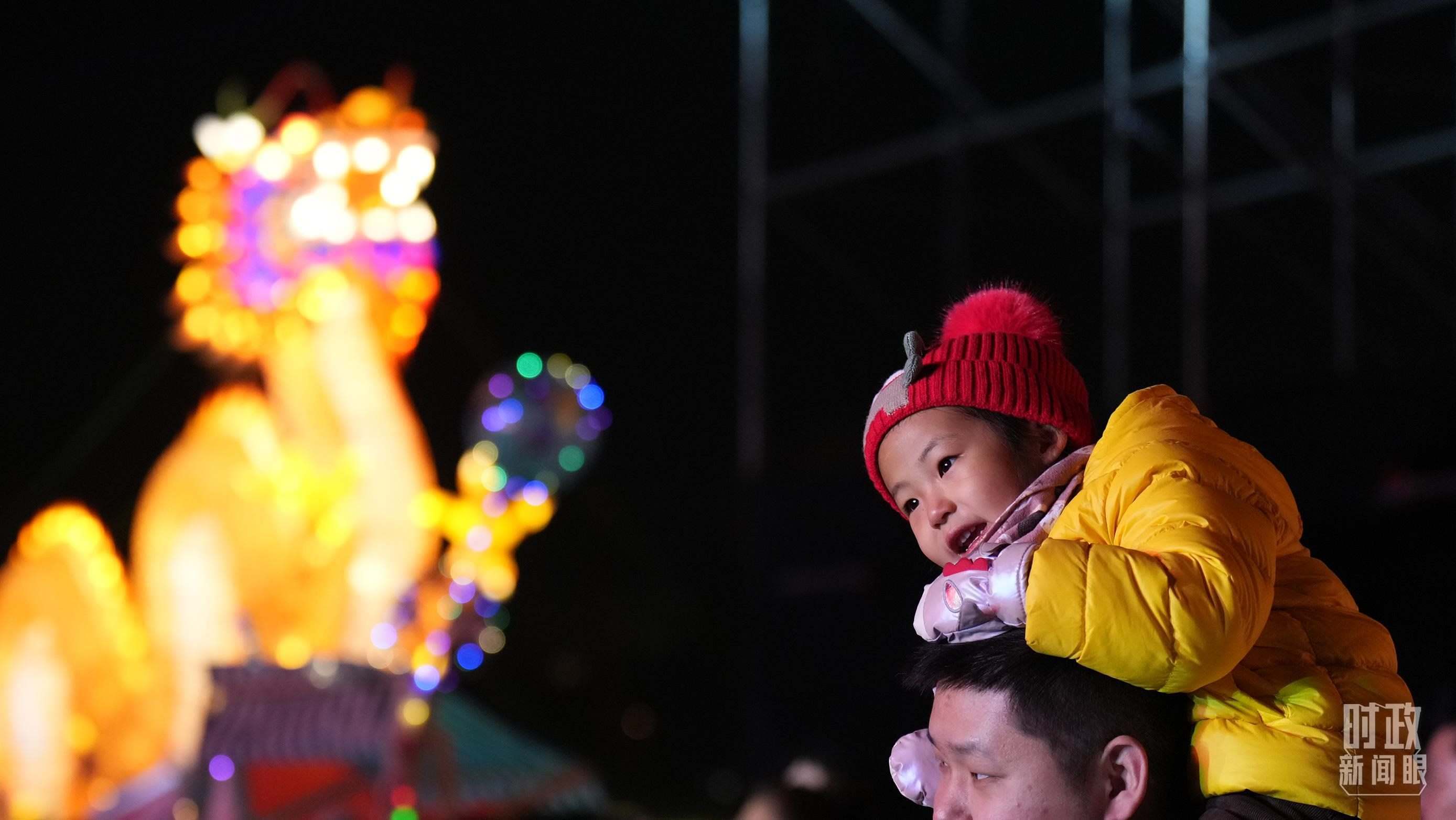 △夜幕降臨，天津市民紛紛來到楊柳青鎮(zhèn)觀花燈、迎新春。（總臺國廣記者李晉拍攝）