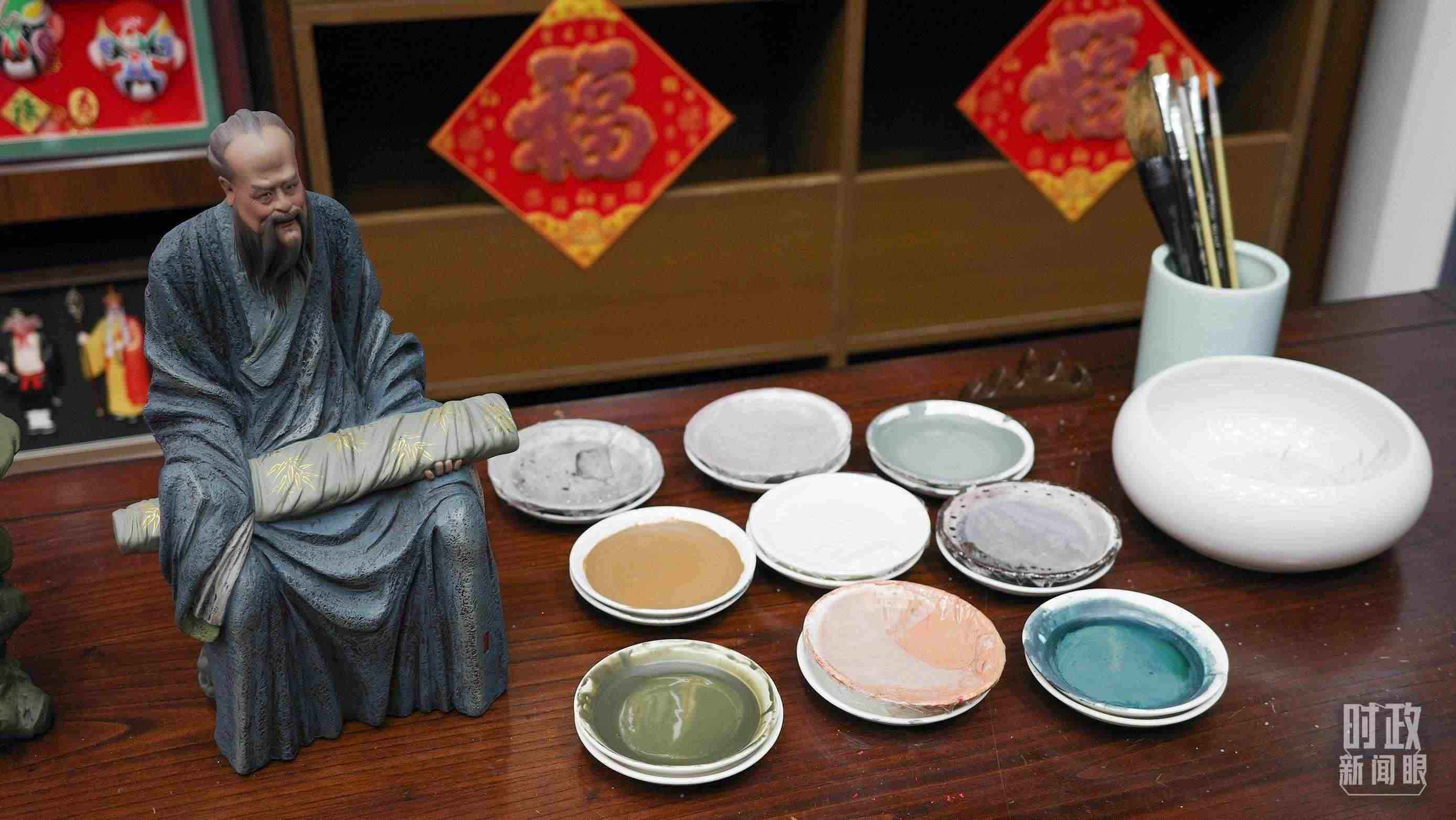 △天津古文化街，泥人張店鋪的上色顏料展示。（總臺央視記者覃思拍攝）
