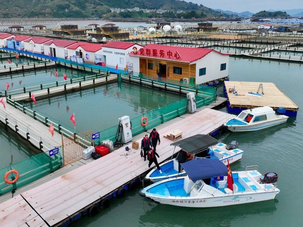 △2023年11月14日，福建寧德市霞浦縣溪南鎮(zhèn)七星海上社區(qū)的工作人員，前往轄區(qū)漁排進(jìn)行民情走訪。