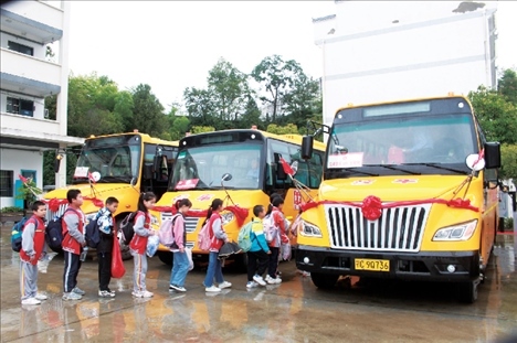 △2023年9月28日，湖北竹山縣校園直通車全域開通后，學(xué)生在有序排隊(duì)乘車。第二批主題教育開展后，竹山縣將實(shí)施農(nóng)村道路暢通工程作為為民辦實(shí)事的重要內(nèi)容。