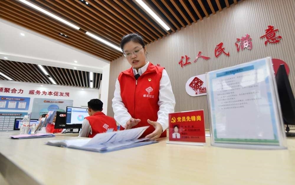 △2023年12月14日，廣西南寧市蟠龍社區(qū)，工作人員在為居民服務(wù)。