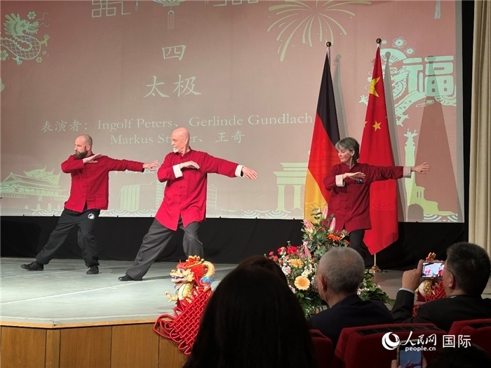 太極，表演者：Ingolf Peters、Gerlinde Gundlach、Markus Stüber