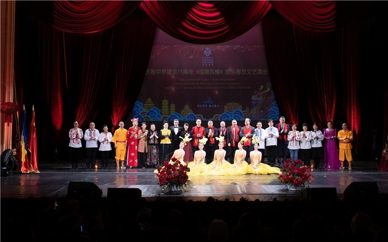 圖為韓大使、羅政府高官與泉州藝術(shù)團(tuán)演員合影。中國(guó)駐羅大使館文化處供圖。