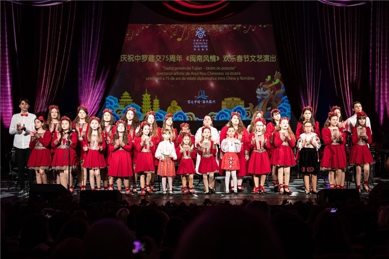 圖為羅小快板兒童合唱團(tuán)在演唱中文歌曲。 中國(guó)駐羅大使館文化處供圖。