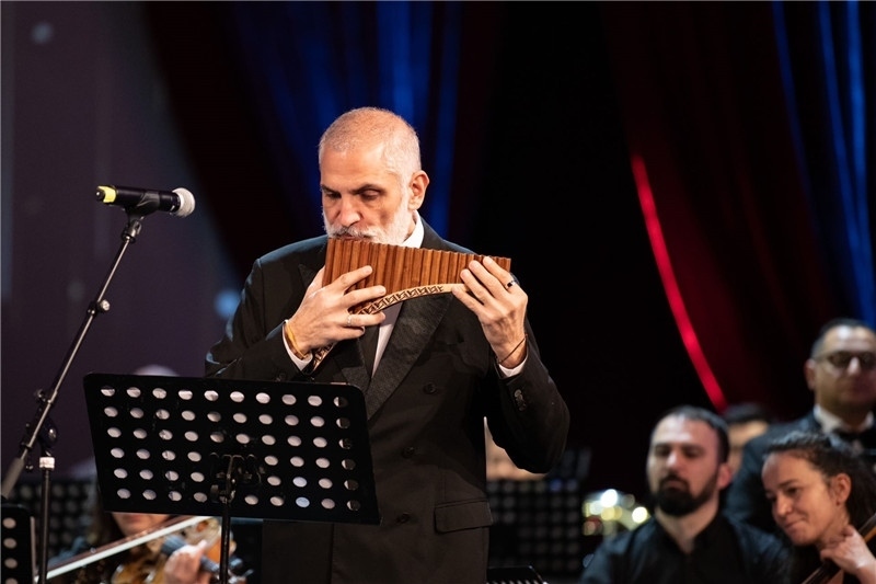 圖為著名排簫大師達(dá)米安·德拉吉奇在領(lǐng)銜演奏中國(guó)經(jīng)典曲目。 中國(guó)駐羅大使館文化處供圖。