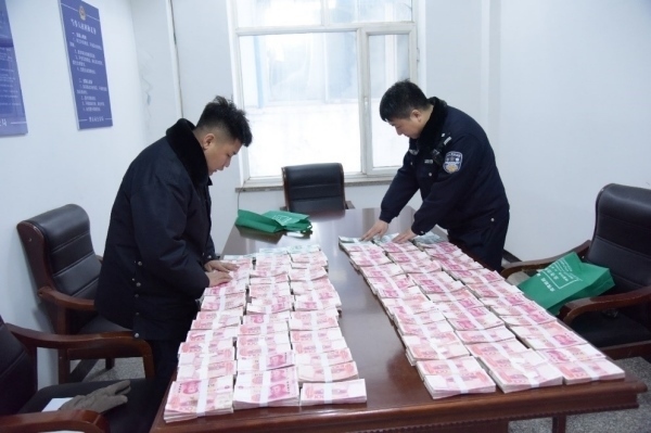 民警清點(diǎn)涉案資金。磐石市公安局供圖
