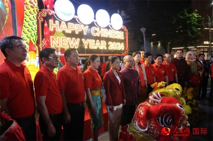 中泰嘉賓在曼谷唐人街耀華力路合影。 人民網(wǎng)記者 張矜若攝