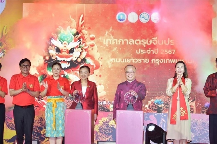 泰國旅游與體育部長素妲婉、中國駐泰國使館公使吳志武代表中泰雙方同時觸按水晶球點亮龍頭彩燈。中國駐泰國使館供圖