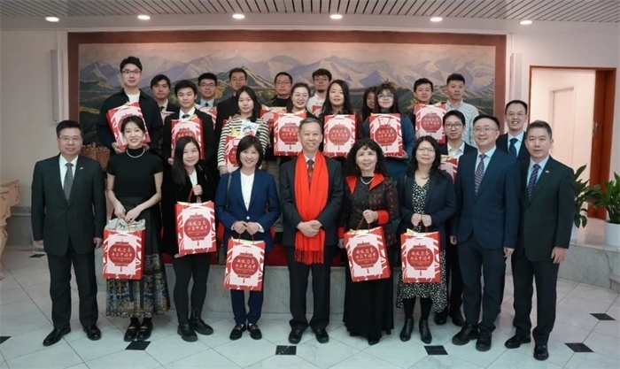 中國(guó)駐瑞典大使館崔愛(ài)民與留學(xué)生代表和華校負(fù)責(zé)人合影。 中國(guó)駐瑞典大使館供圖