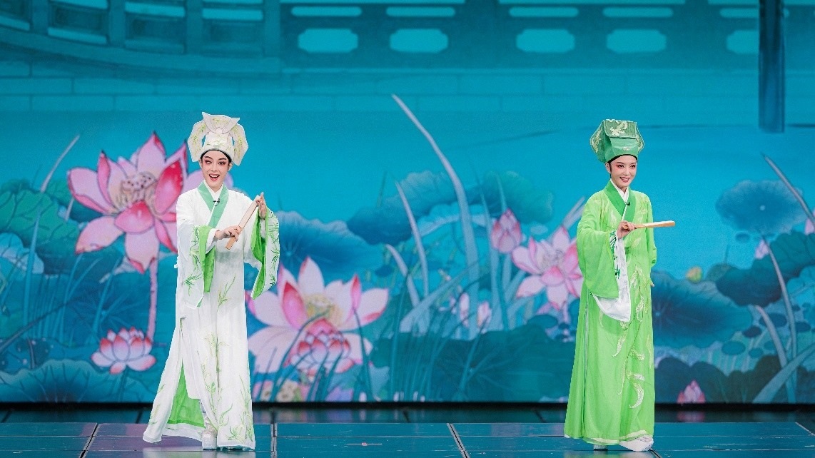 青年越劇演員陳麗君、李云霄彩排現(xiàn)場。主辦方供圖