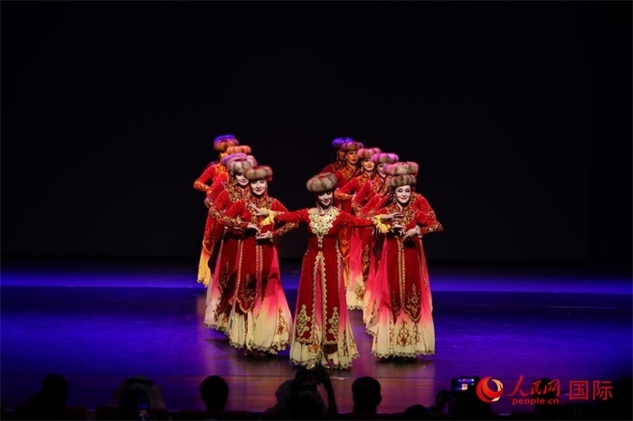 2日在阿聯(lián)酋迪拜舉行的大型音舞詩畫《新疆是個(gè)好地方》文藝演出。人民網(wǎng)記者任皓宇攝