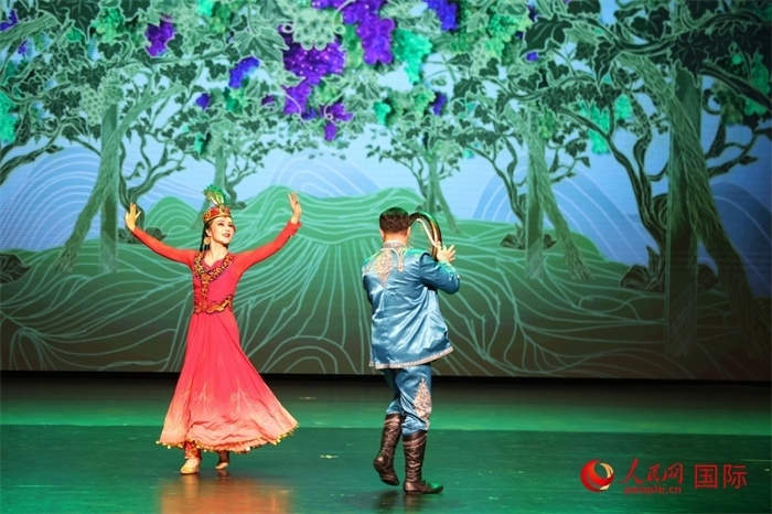 2日在阿聯(lián)酋迪拜舉行的大型音舞詩畫《新疆是個(gè)好地方》文藝演出。人民網(wǎng)記者 任皓宇攝