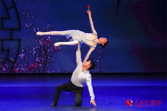 2日在阿聯(lián)酋迪拜舉行的大型音舞詩畫《新疆是個(gè)好地方》文藝演出。人民網(wǎng)記者 任皓宇攝