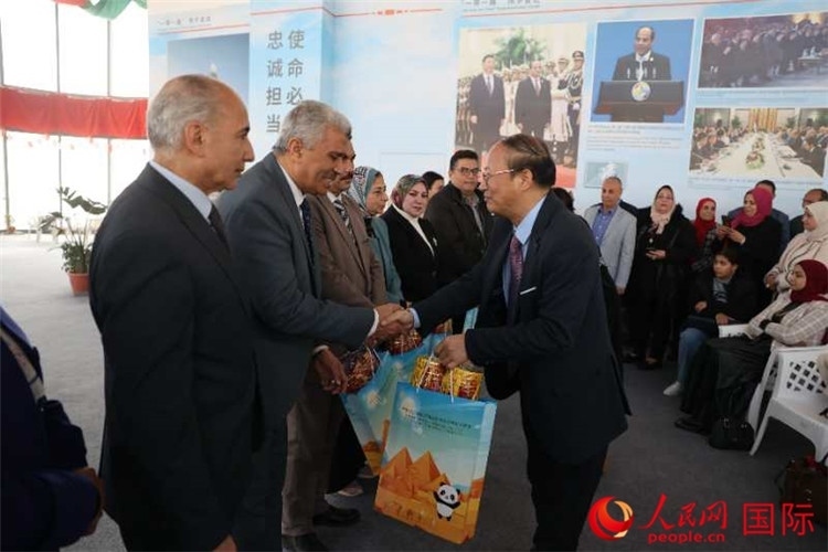 中國駐埃及使館教科處盧春生公參為埃及師生發(fā)放新年禮包。人民網(wǎng)記者 黃培昭攝