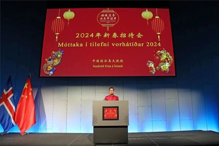 中國駐冰島大使何儒龍致辭。中國駐冰島大使館供圖