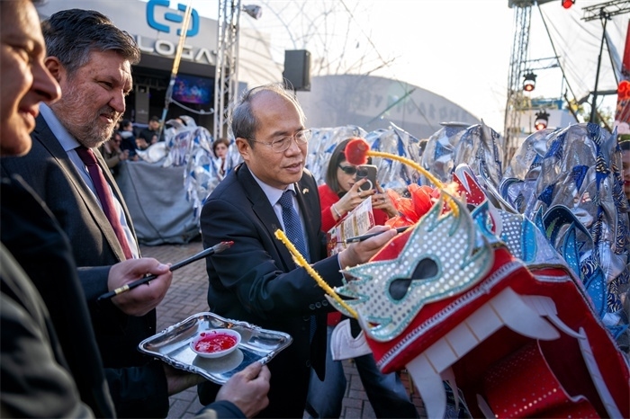 中國駐希臘大使館大使肖軍正與希方嘉賓為舞龍點睛?！吨邢r報》供圖