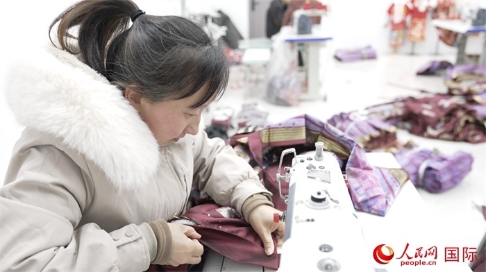 1月24日，在山東省菏澤市曹縣大集鎮(zhèn)云牧服飾有限公司，高燕正在縫制馬面裙。 人民網(wǎng)記者 袁蒙攝