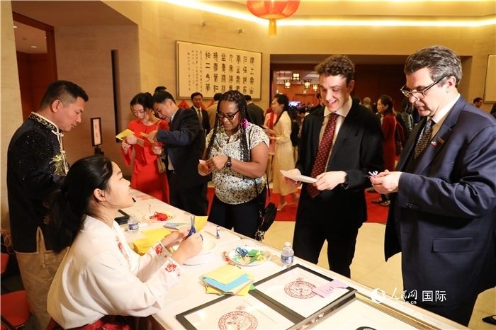 圖為美國民眾體驗中國春節(jié)民俗。人民網(wǎng)記者 李志偉攝