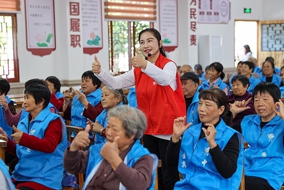 老人們正在學(xué)習(xí)手勢舞。