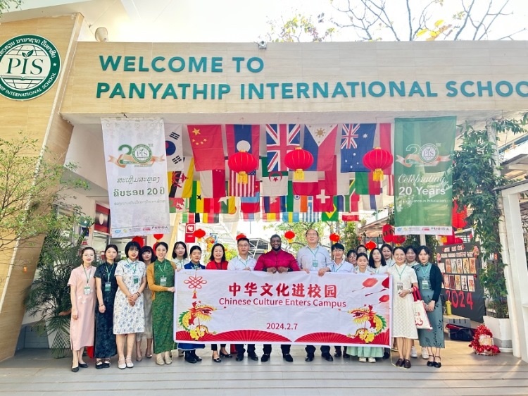 駐老撾使館政治處主任杜長青與白云碧國際學(xué)校校方、參會志愿者教師合影?；顒又鬓k方供圖