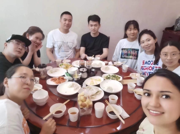 保拉與中國(guó)朋友在一起。圖片由受訪(fǎng)者提供