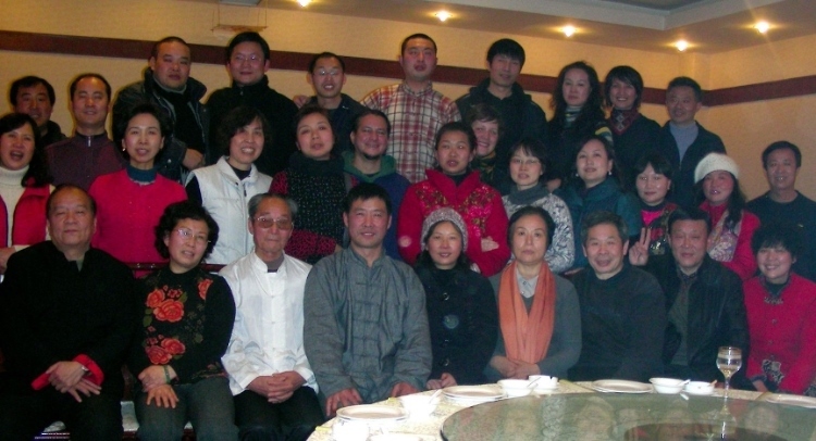 2018年，卡洛斯（二排中間）和武術(shù)學(xué)校的老師同學(xué)一起過春節(jié)。圖片由受訪者提供