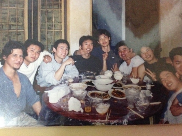2007 年，卡洛斯·卡斯蒂略（左一）和他的中國朋友在武漢慶祝春節(jié)。圖片由受訪者提供