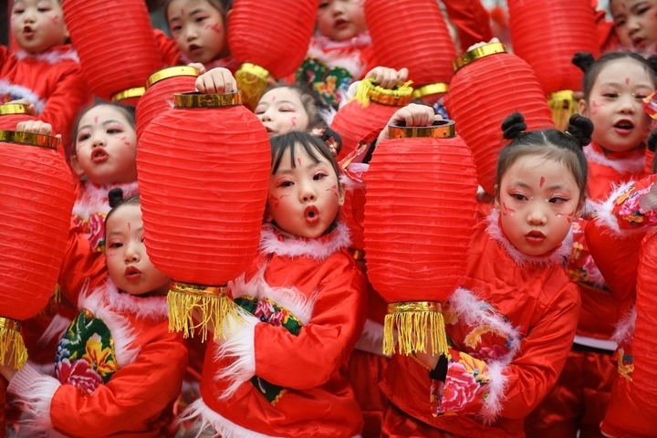 1月18日，四川省閬中市閬中古城，民間藝人和文藝工作者在表演節(jié)目歡度臘八節(jié)，喜迎農(nóng)歷新年。這是參演的小朋友在表演。新華社發(fā)（王玉貴 攝）