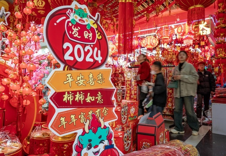 1月11日，顧客在昆明新螺螄灣國際商貿(mào)城選購節(jié)日飾品。新華社記者 陳欣波 攝