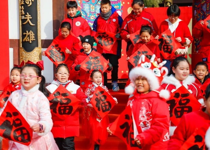 2月2日，小朋友在濟南五龍?zhí)毒皡^(qū)參加送福字活動。新華社發(fā)（徐舟攝）