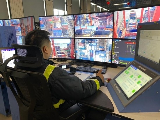 圖為寧波舟山港梅山港區(qū)遠控操作室內(nèi)，橋吊司機在遠程控制橋吊裝卸。新華社記者魏一駿 攝