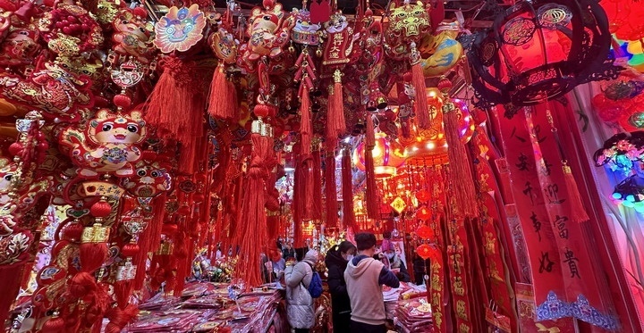 1月19日，市民在北京一商場內(nèi)選購春節(jié)裝飾品。新華社記者李欣攝