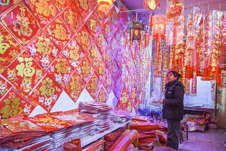 1月21日，在山西省晉中市平遙縣一家市場，市民在選購年貨。新華社發(fā)（梁生仁攝）