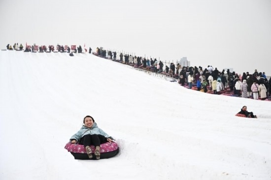 圖為1月18日，市民在內(nèi)蒙古賽馬場滑雪圈。新華社記者 貝赫 攝