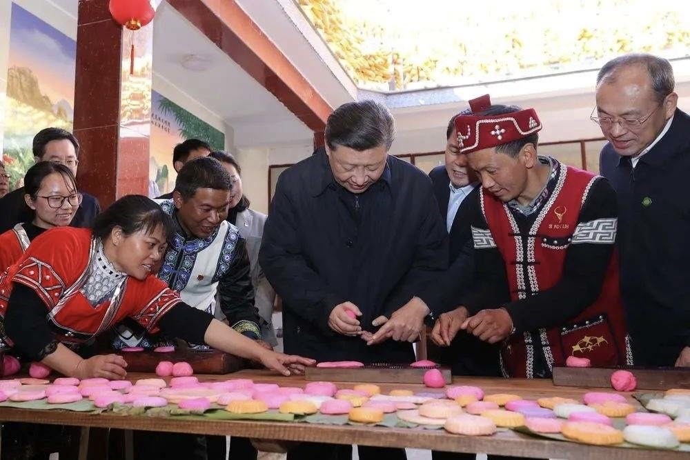 2020年1月19日，習近平總書記在云南省騰沖市清水鄉(xiāng)三家村中寨司莫拉佤族村，同村民李發(fā)順一家制作當?shù)毓?jié)日傳統(tǒng)食品大米粑粑。新華社記者 鞠鵬 攝