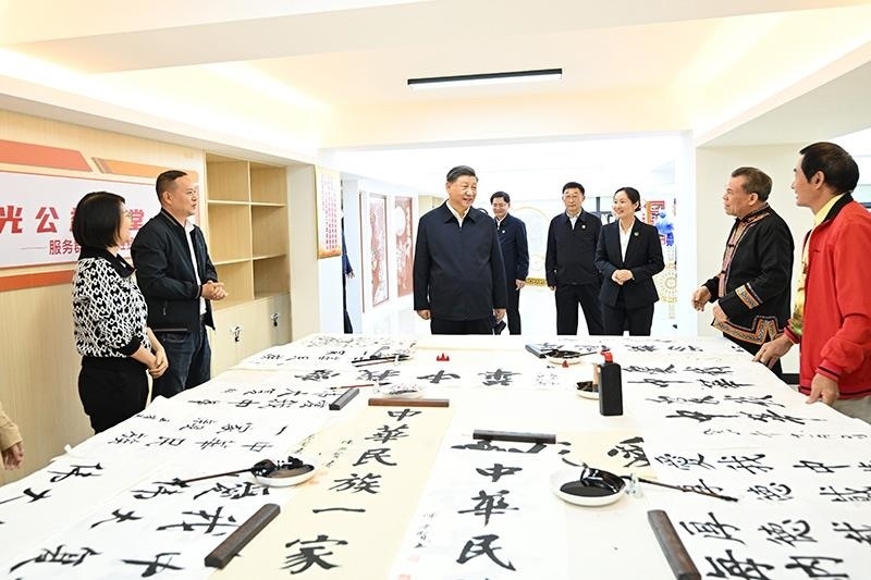 △2023年12月14日，習(xí)近平總書記在廣西南寧市良慶區(qū)蟠龍社區(qū)黨群服務(wù)中心文體活動室同社區(qū)居民親切交流。